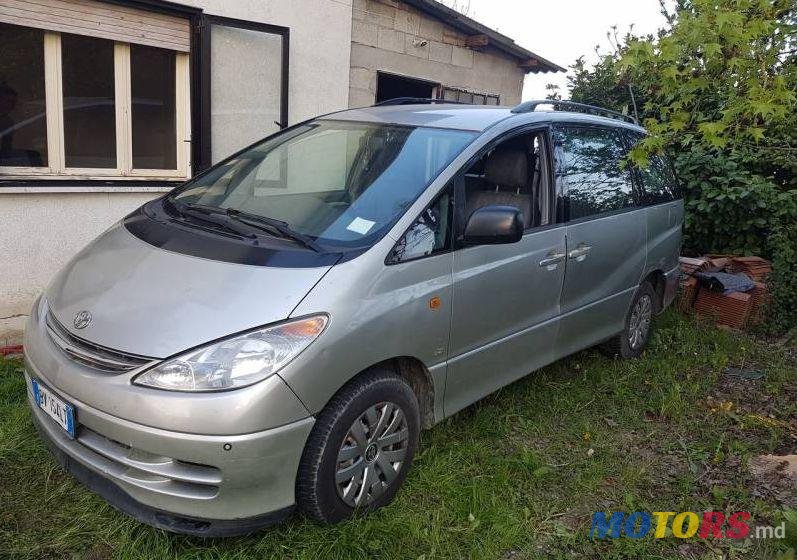 2002' Toyota Previa photo #1