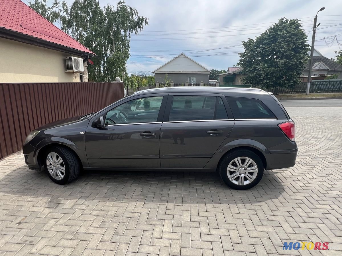 2010' Opel Astra photo #1