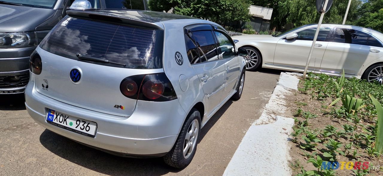 2004' Volkswagen Golf photo #2