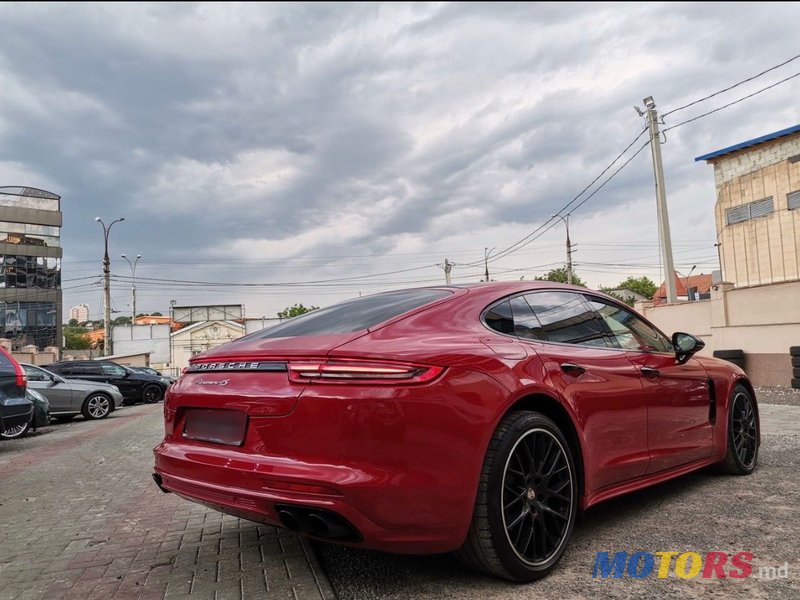 2018' Porsche Panamera photo #2