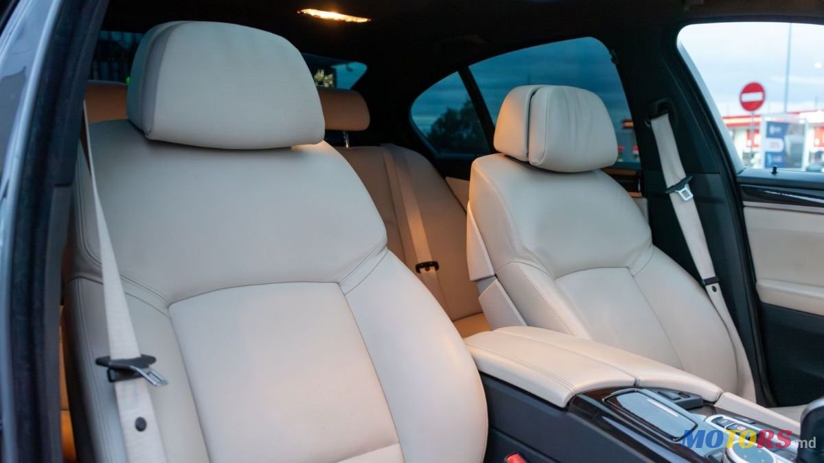 2011' BMW 5 Series photo #6