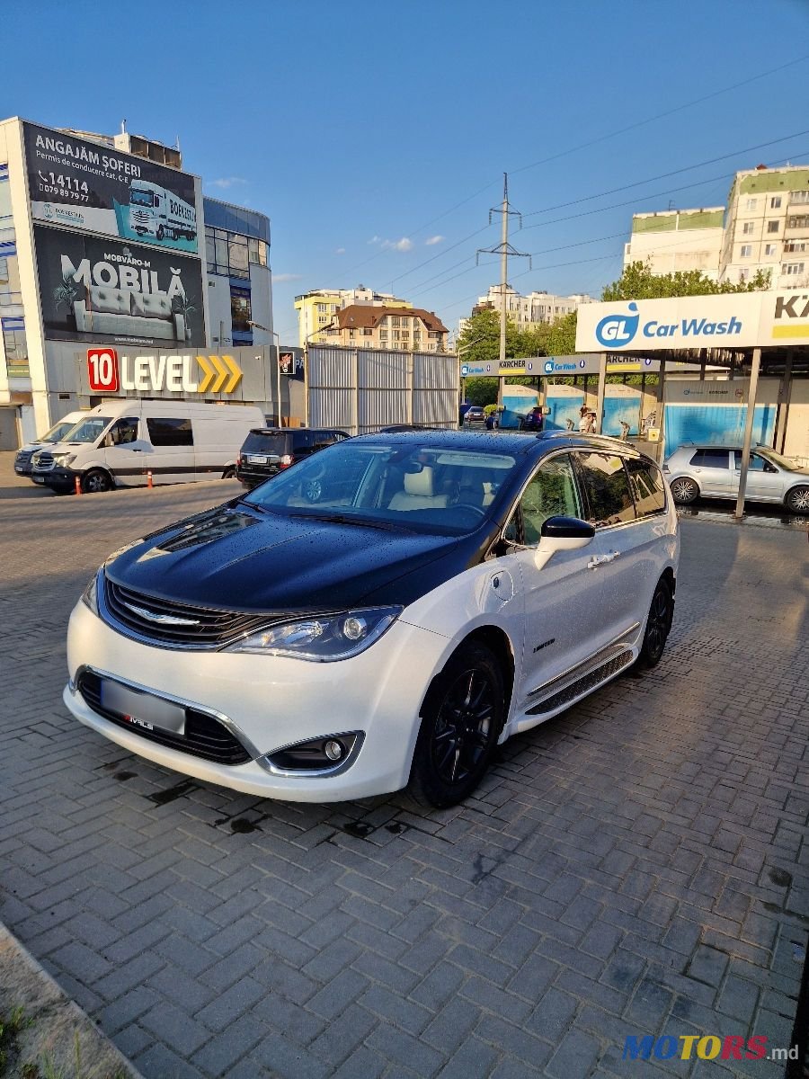 2018' Chrysler Pacifica photo #1