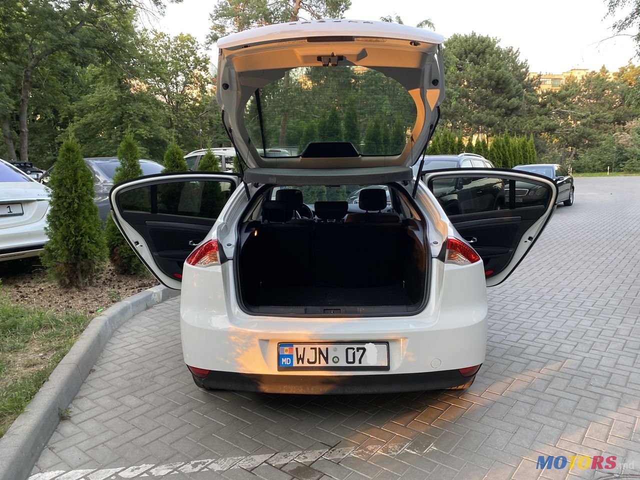 2009' Renault Laguna photo #4