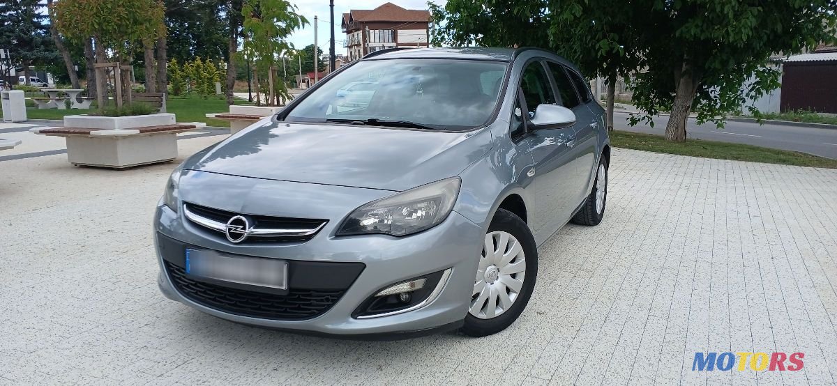 2012' Opel Astra photo #1