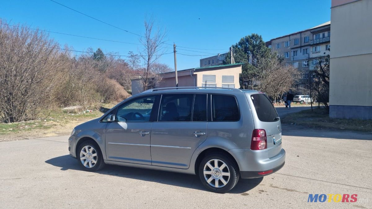 2009' Volkswagen Touran photo #5