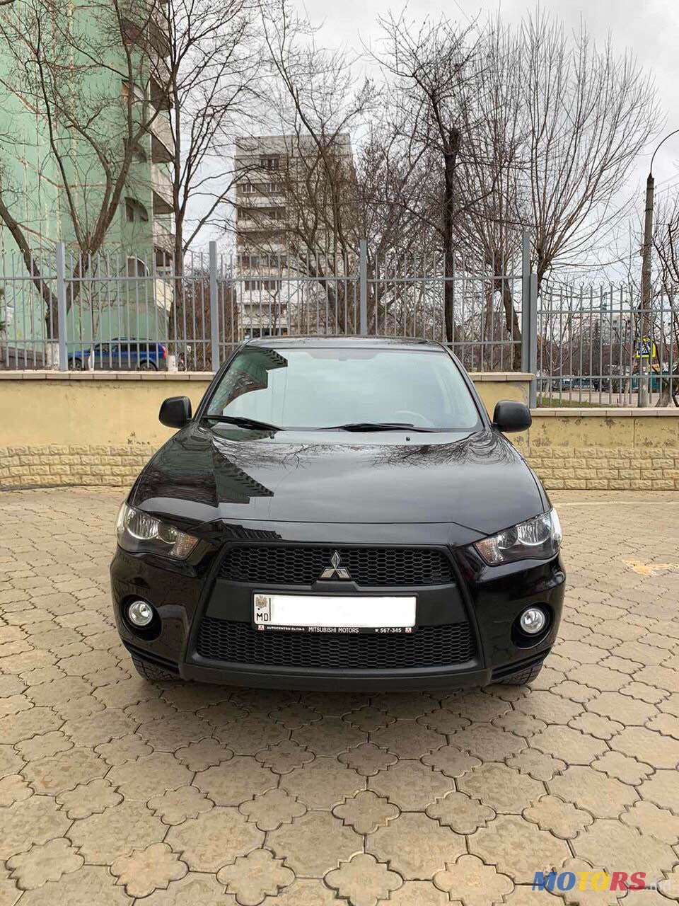 2011' Mitsubishi Outlander XL photo #1