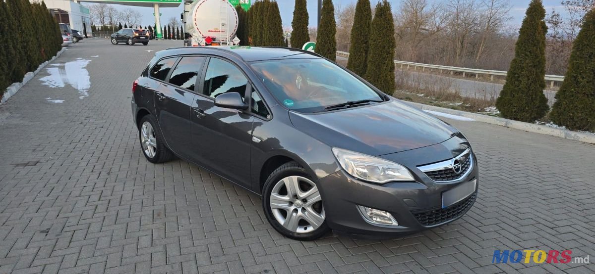 2012' Opel Astra photo #2