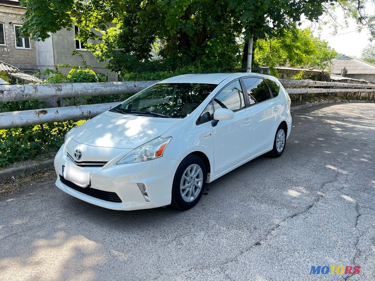 2012' Toyota Prius v photo #1