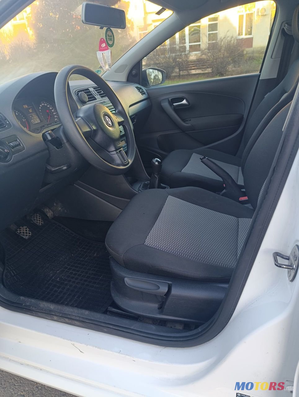 2013' Volkswagen Polo photo #5