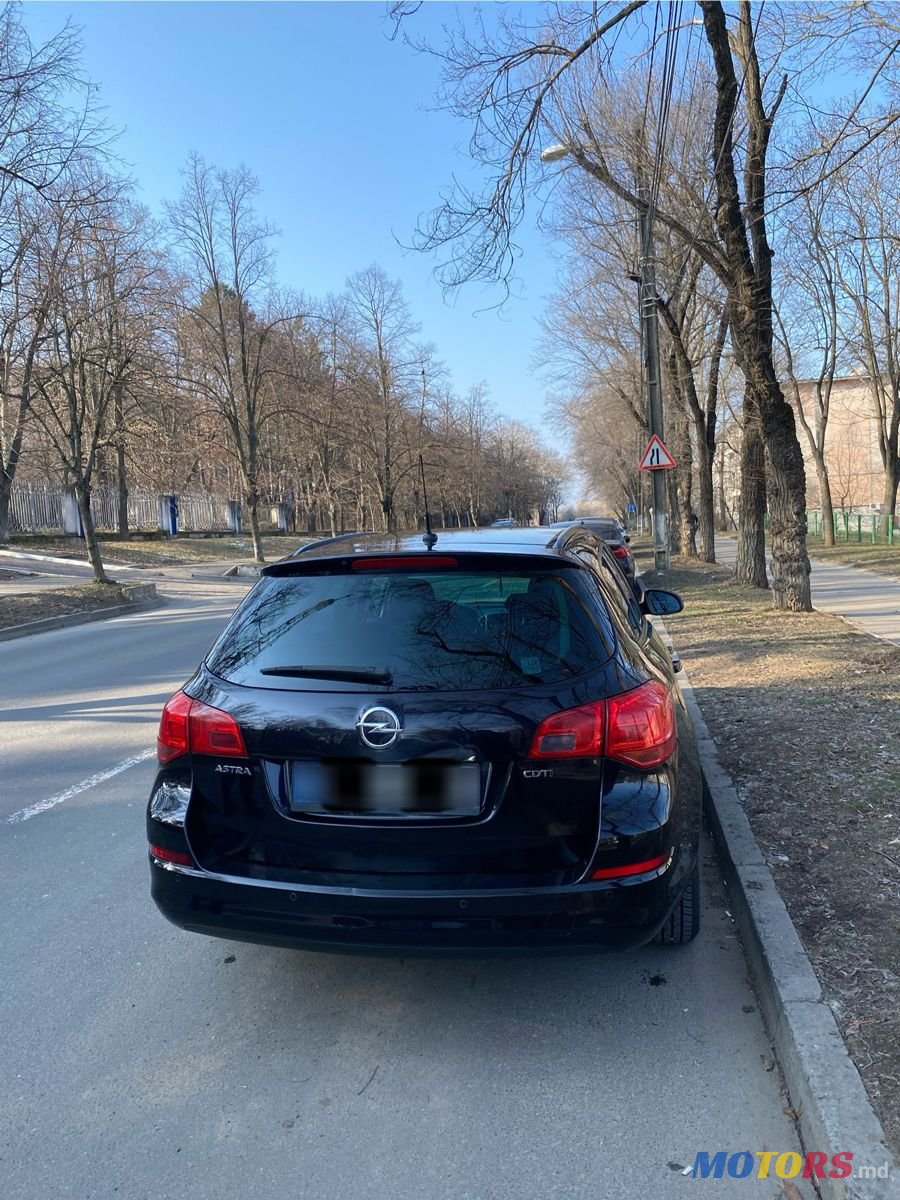 2011' Opel Astra photo #2