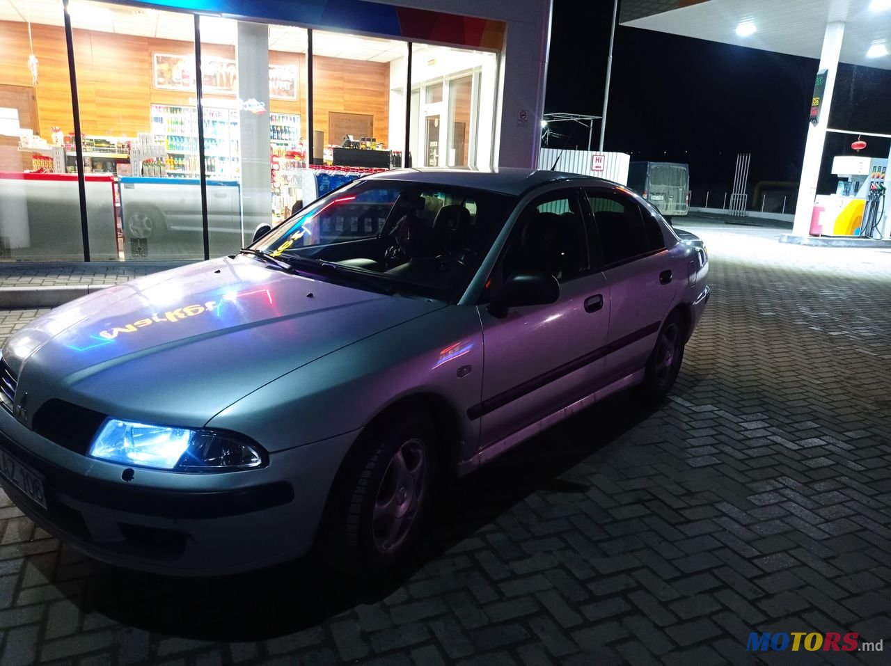 2002' Mitsubishi Carisma photo #2