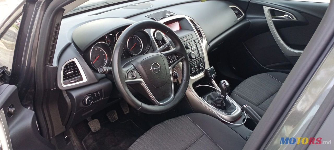 2011' Opel Astra photo #2