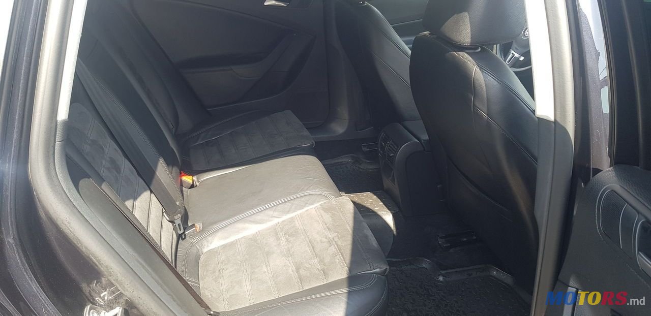 2009' Volkswagen Passat photo #5