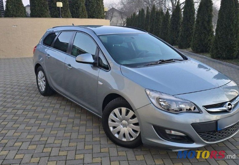 2012' Opel Astra photo #2