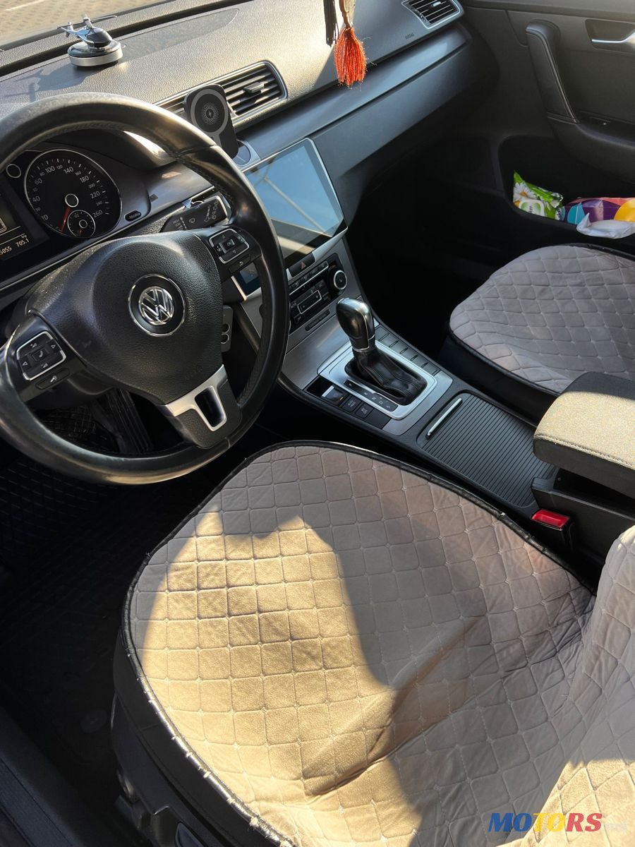 2011' Volkswagen Passat photo #3