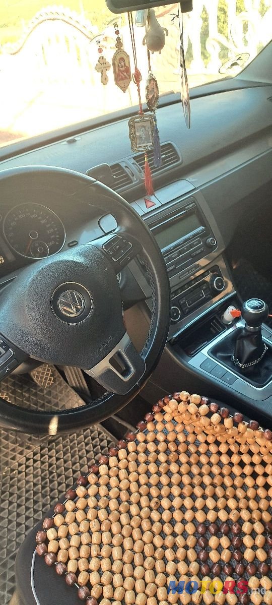 2010' Volkswagen Passat photo #1