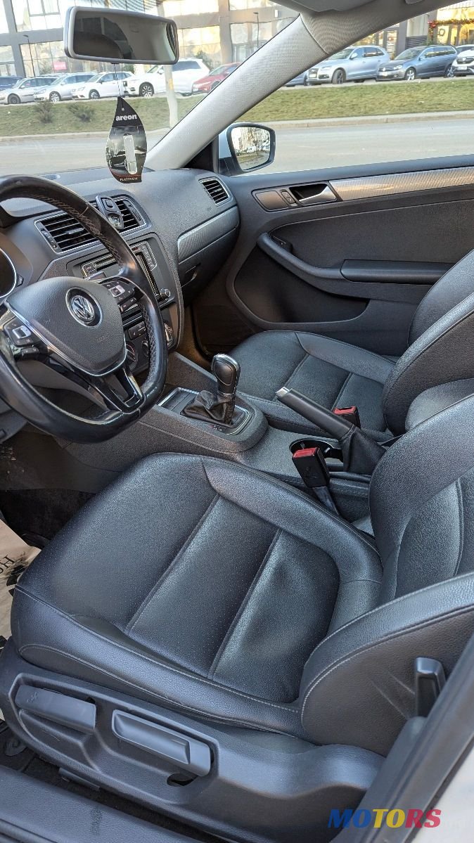 2017' Volkswagen Jetta photo #4