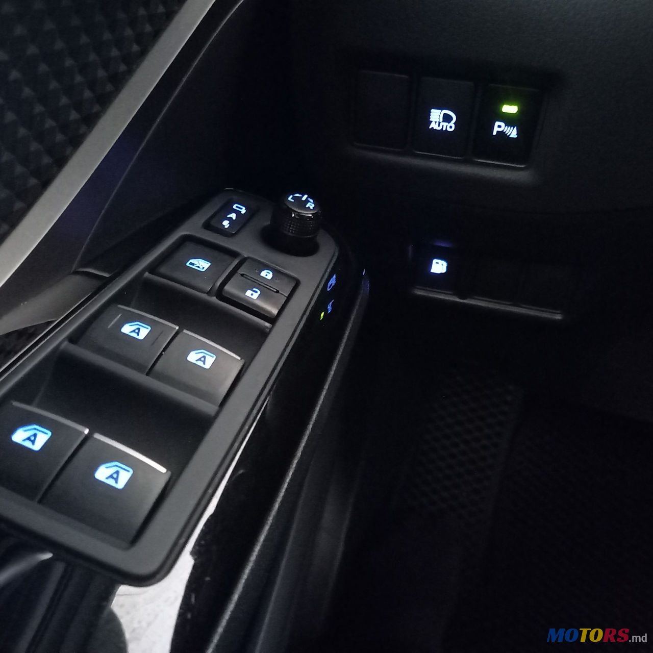 2019' Toyota C-HR photo #5