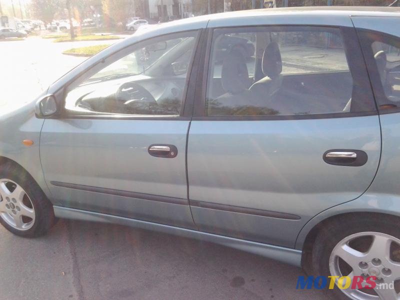 2001' Nissan Almera Tino photo #2