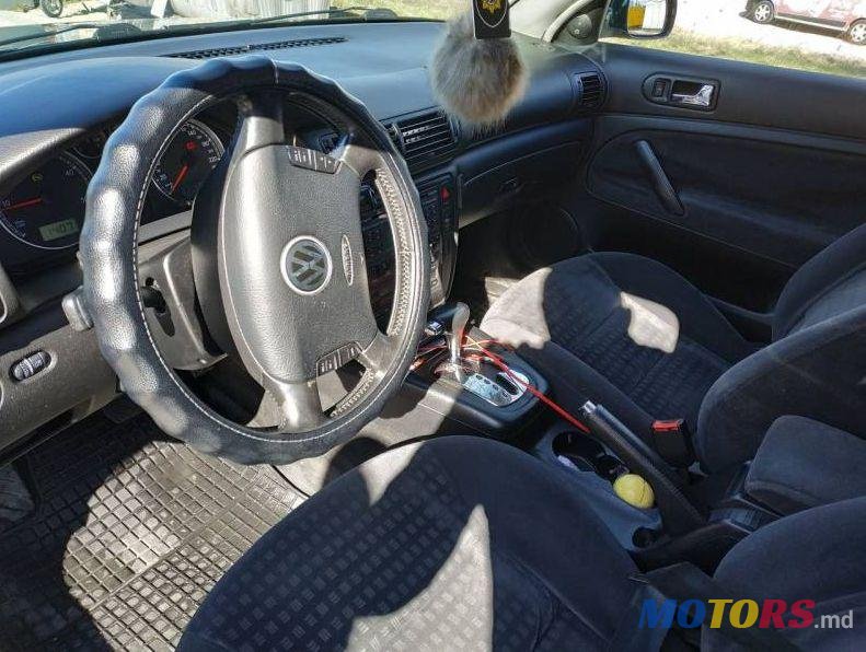 2001' Volkswagen Passat photo #3