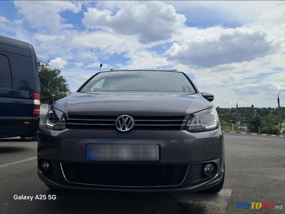 2011' Volkswagen Touran photo #4