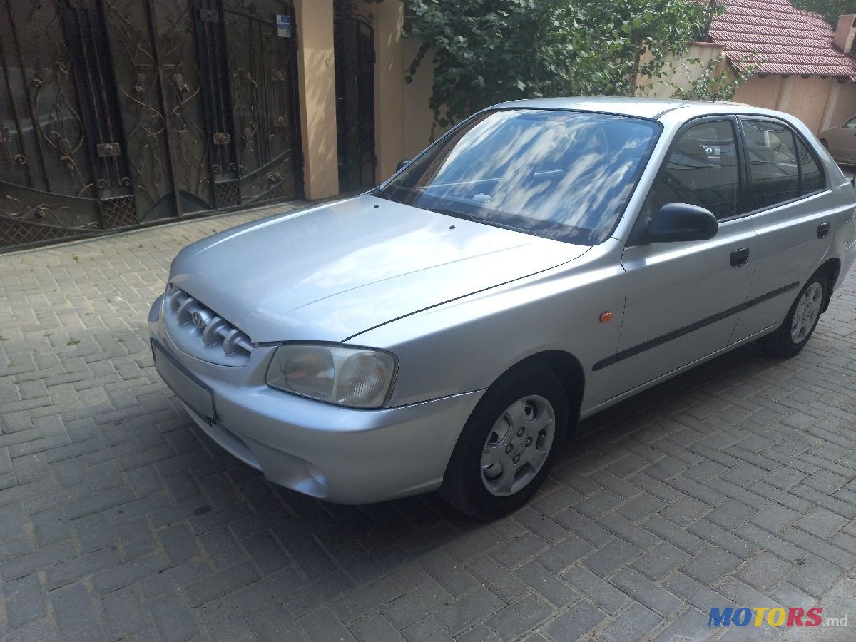 2002' Hyundai Accent photo #2