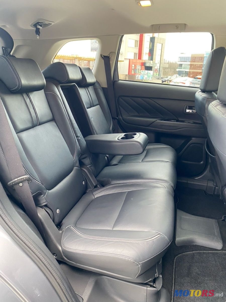 2018' Mitsubishi Outlander photo #6