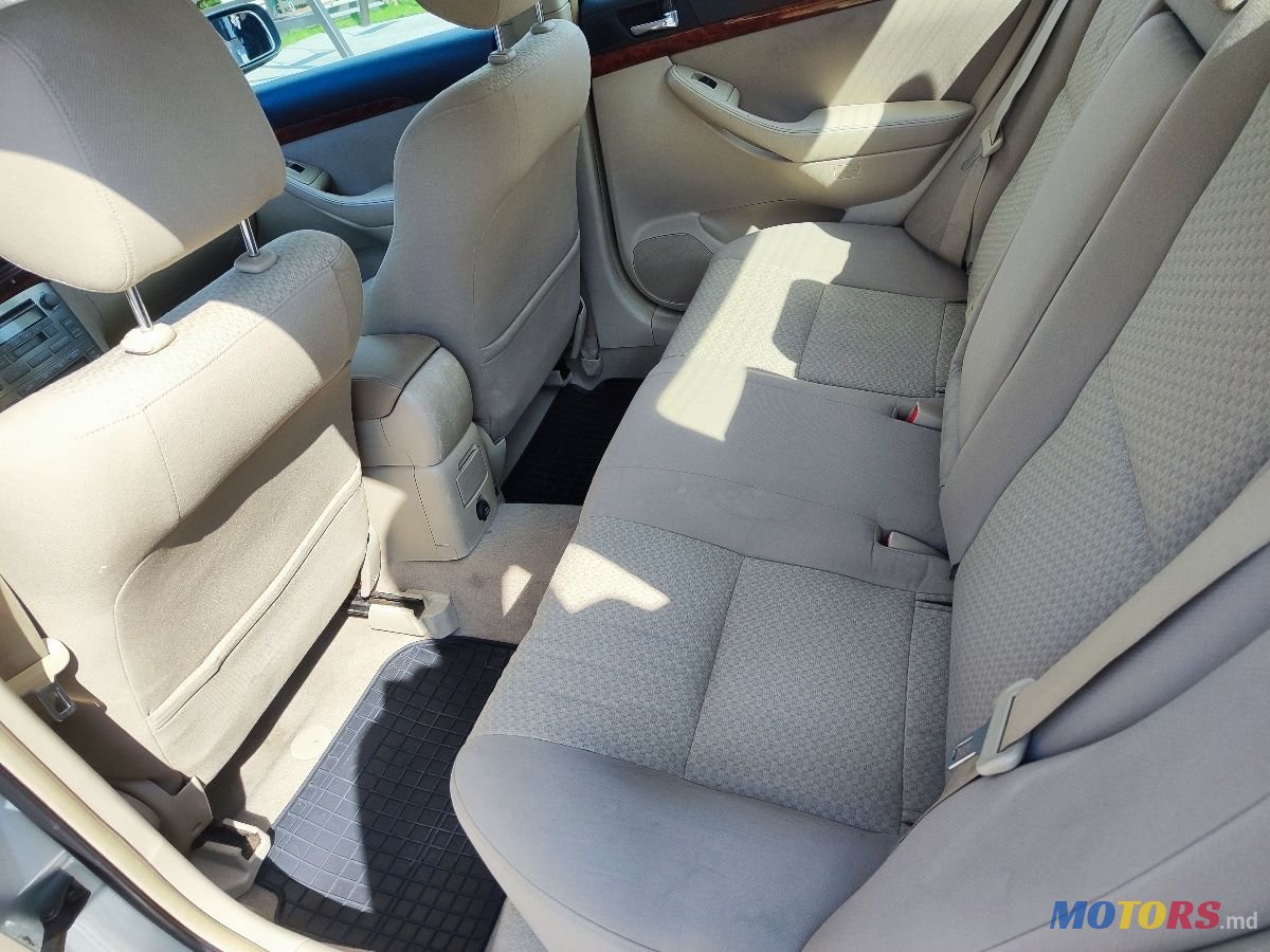2004' Toyota Avensis photo #3