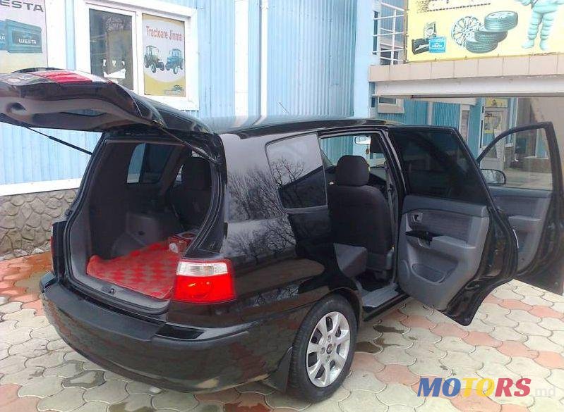 2006' Kia Carens photo #1