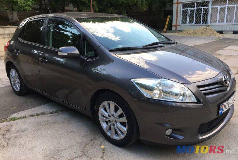 2011' Toyota Auris photo #1