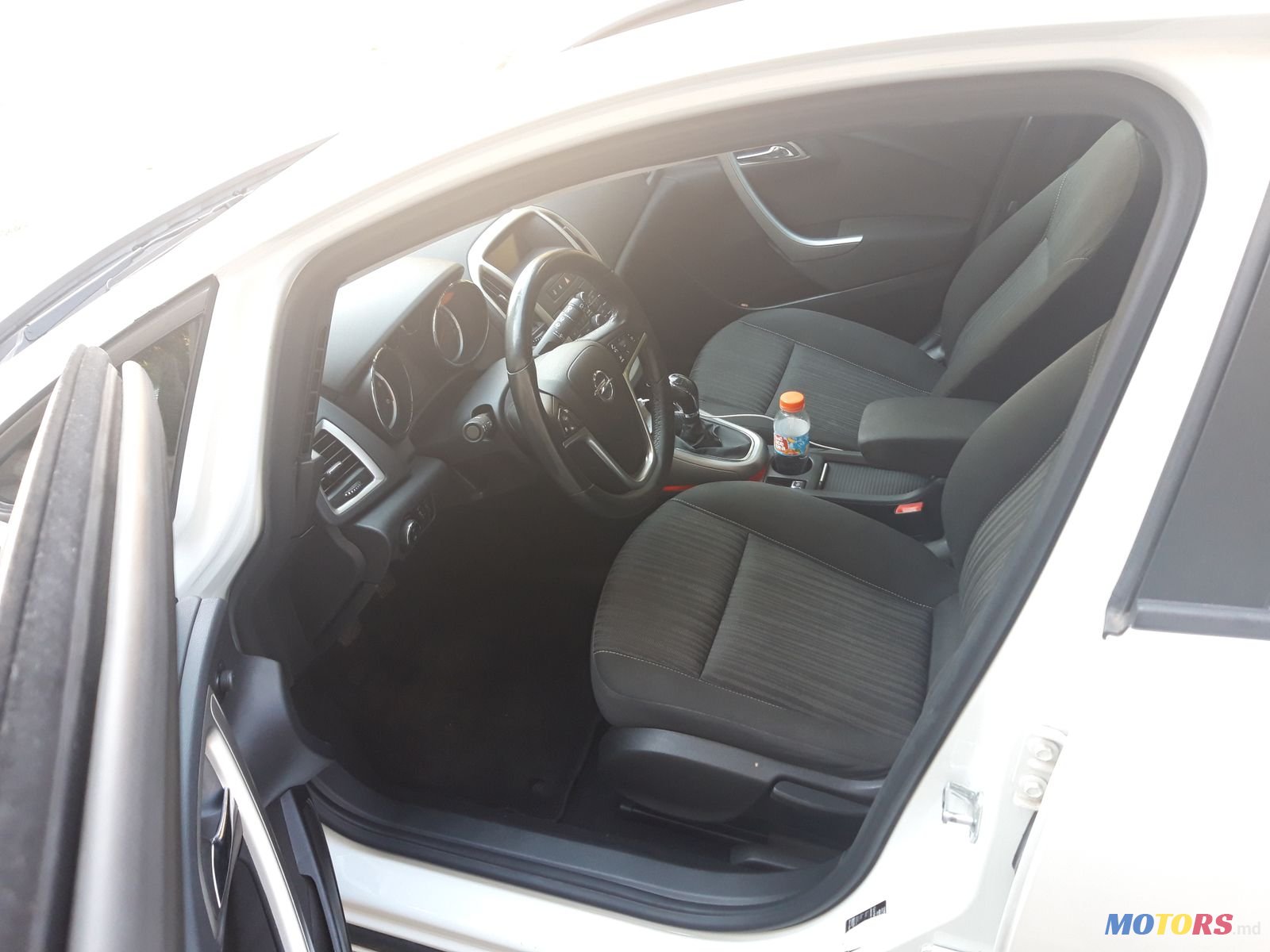 2011' Opel Astra J photo #2