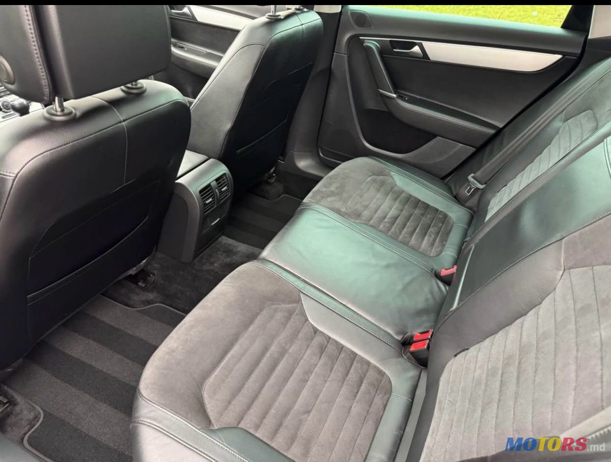 2011' Volkswagen Passat photo #5