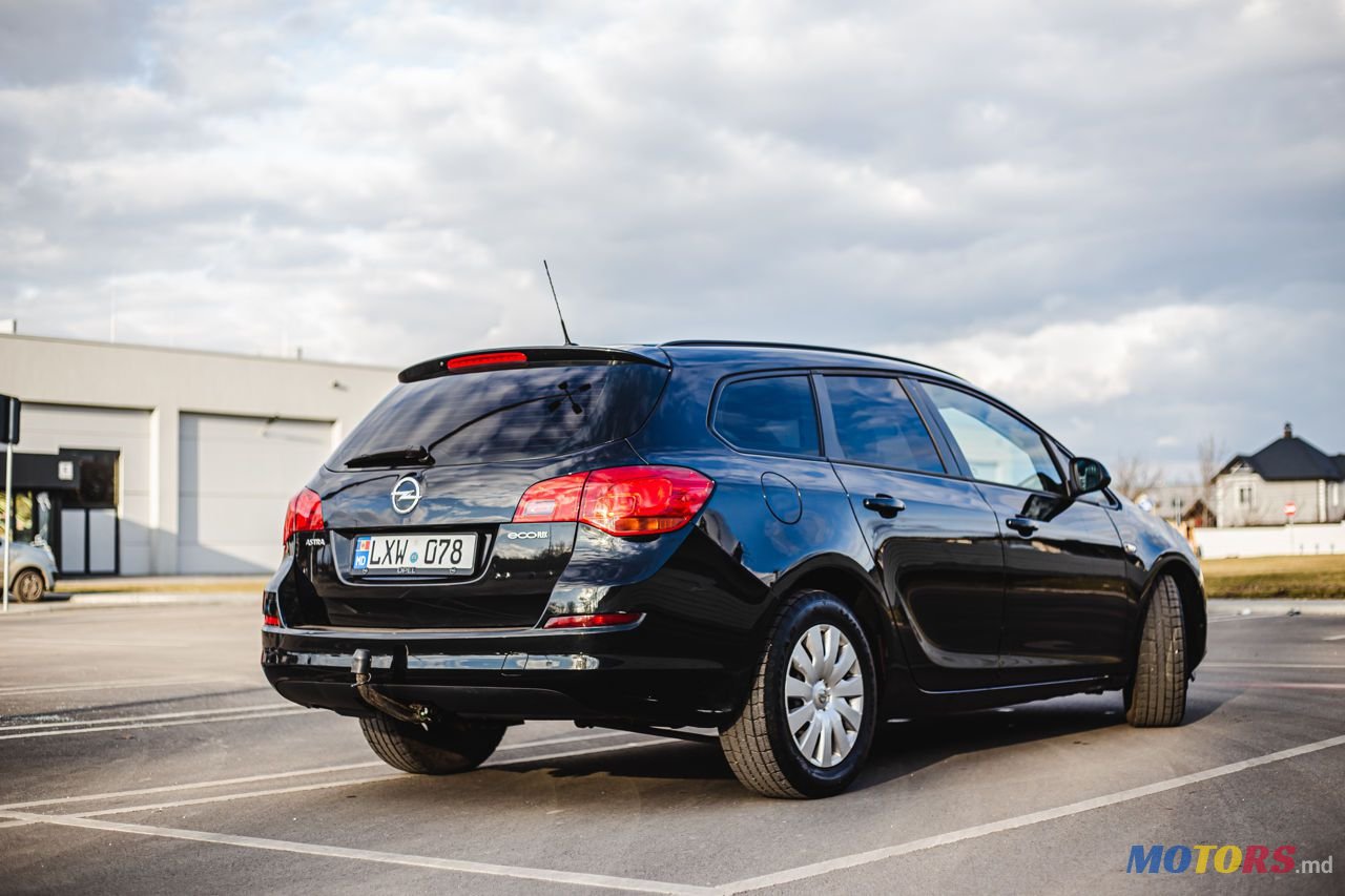 2011' Opel Astra photo #2