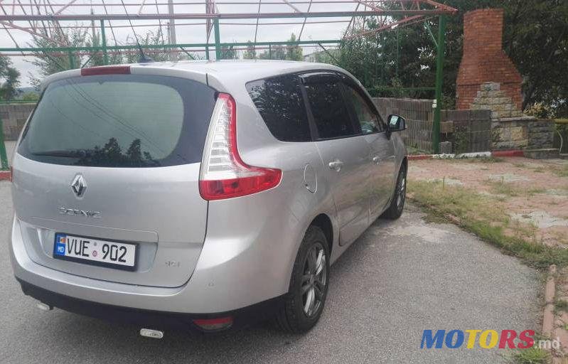 2010' Renault Grand Scenic photo #2
