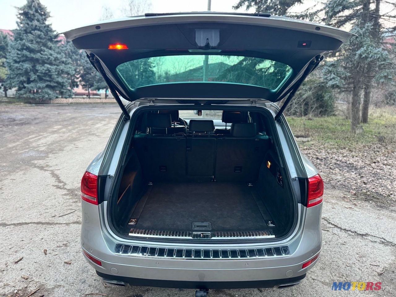 2011' Volkswagen Touareg photo #5