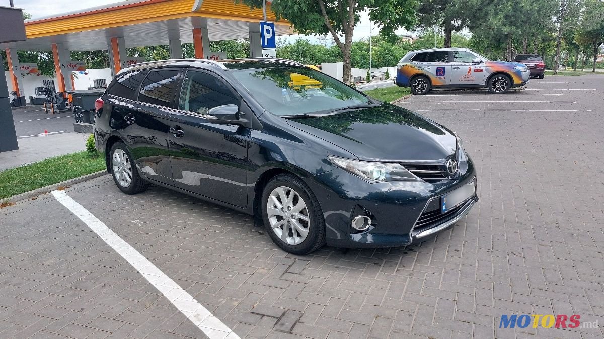 2013' Toyota Auris photo #2