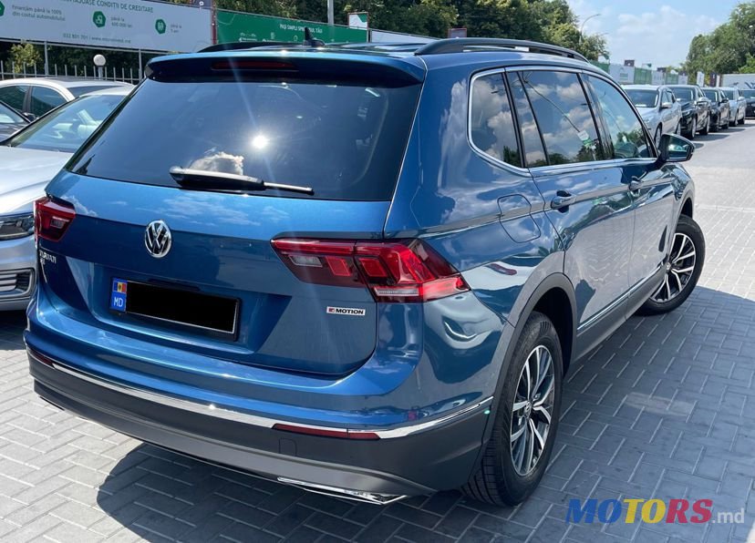 2020' Volkswagen Tiguan photo #2
