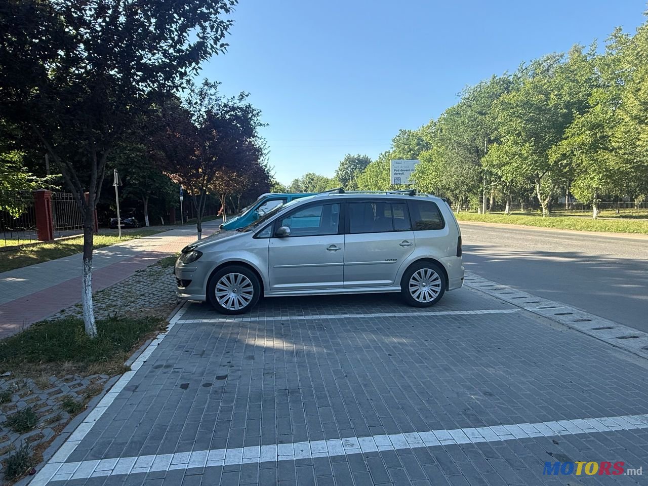 2010' Volkswagen Touran photo #2