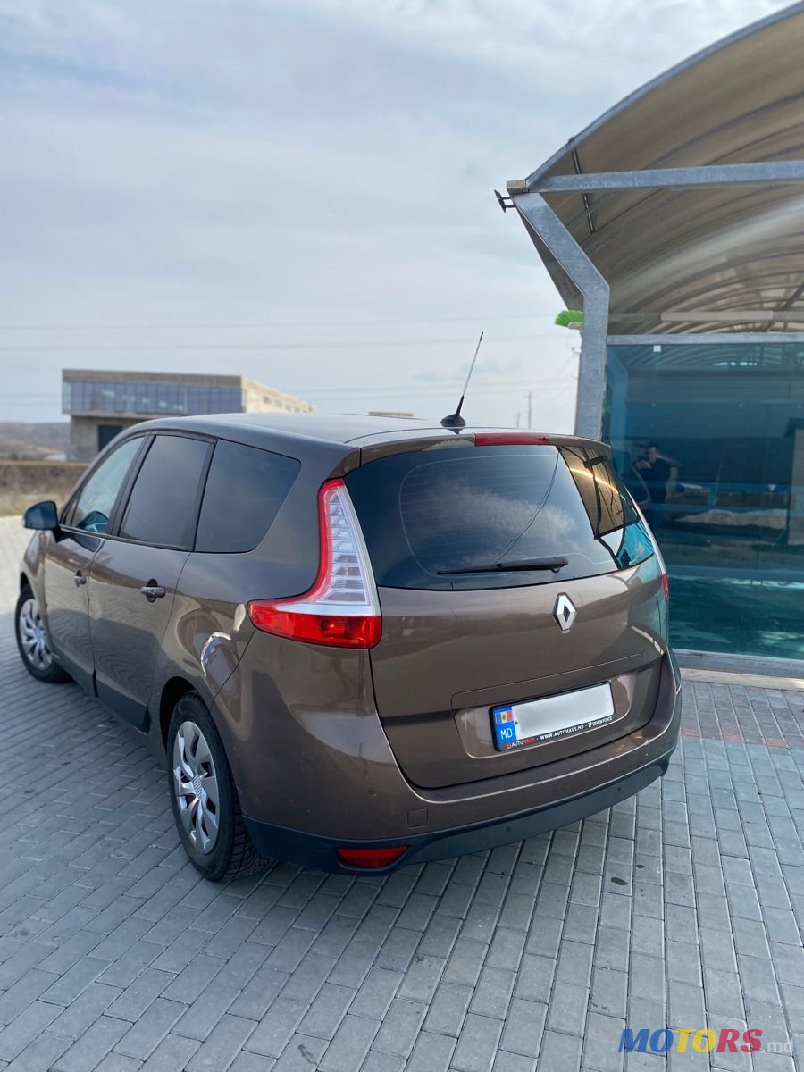 2010' Renault Grand Scenic photo #3