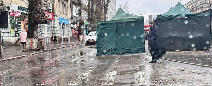 В центре Кишинева торговую палатку установили прямо на проезжей части