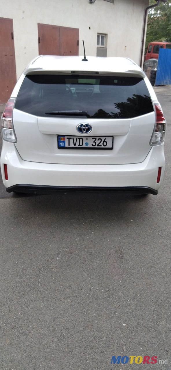 2016' Toyota Prius v photo #2