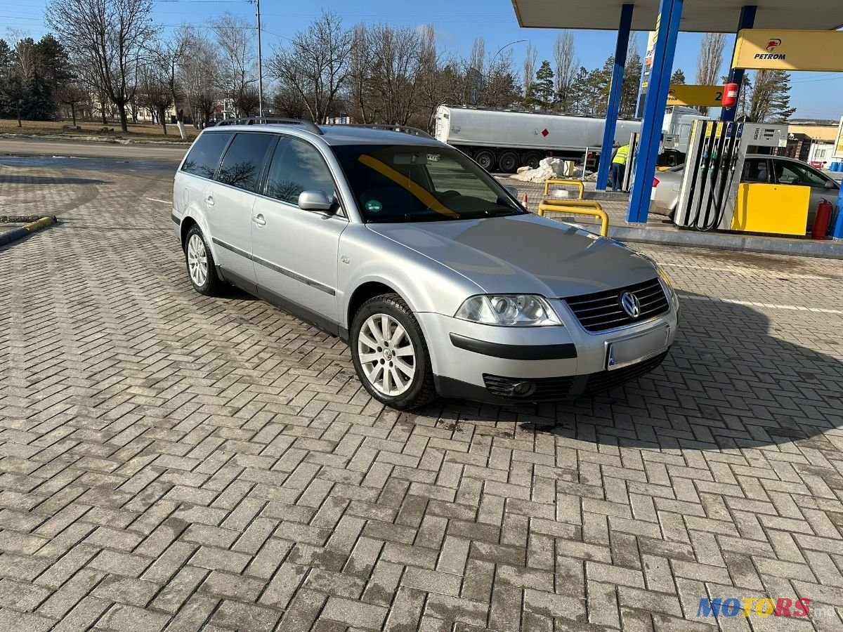 2002' Volkswagen Passat photo #1
