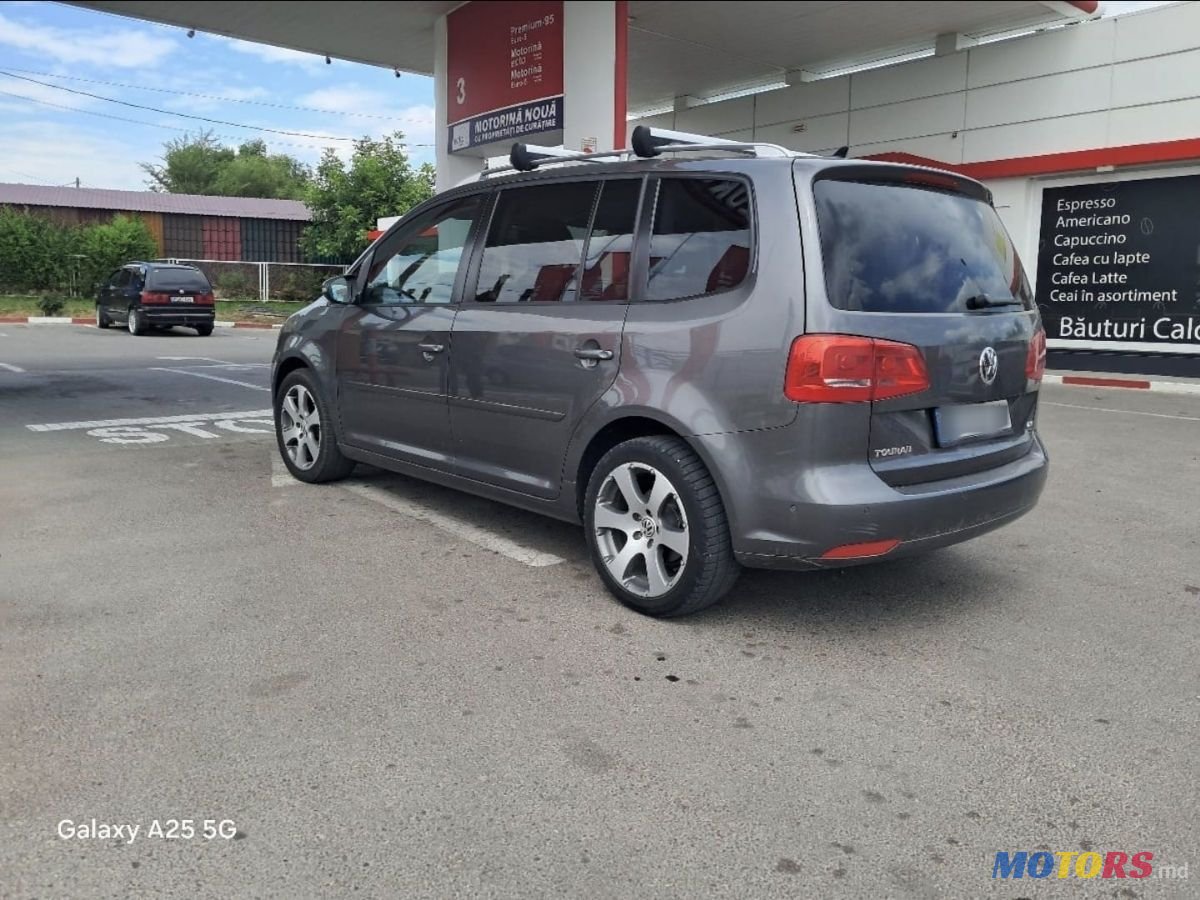 2011' Volkswagen Touran photo #3
