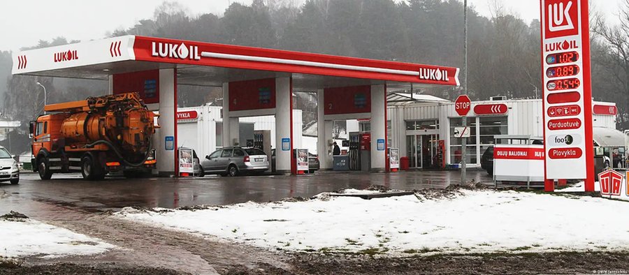 Curios! Sancțiunile SUA împotriva unor companii petroliere rusești aduc ieftiniri la pompele din Moldova