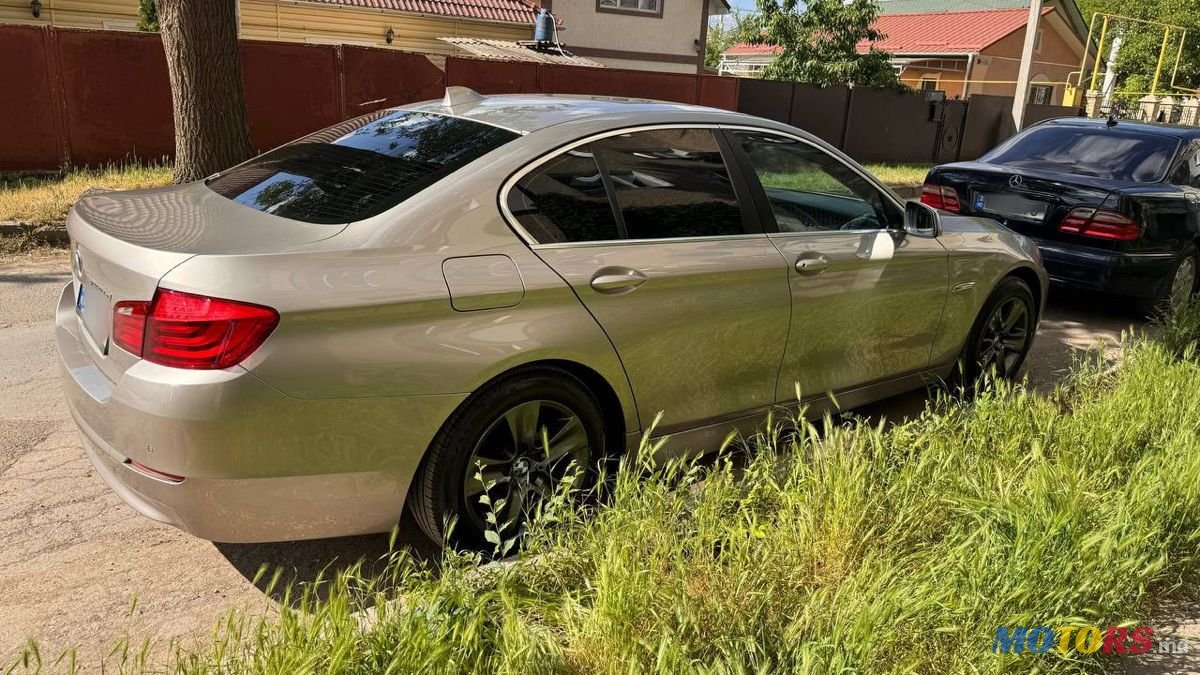 2011' BMW 5 Series photo #5