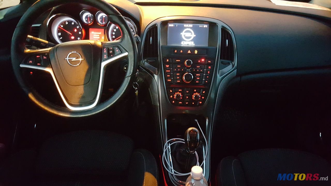 2011' Opel Astra photo #5