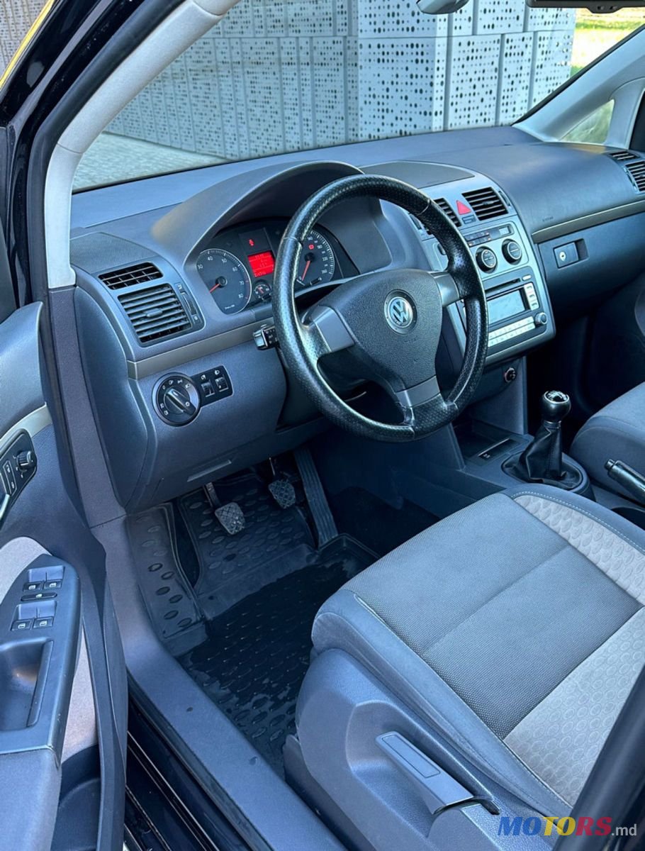 2008' Volkswagen Touran photo #6