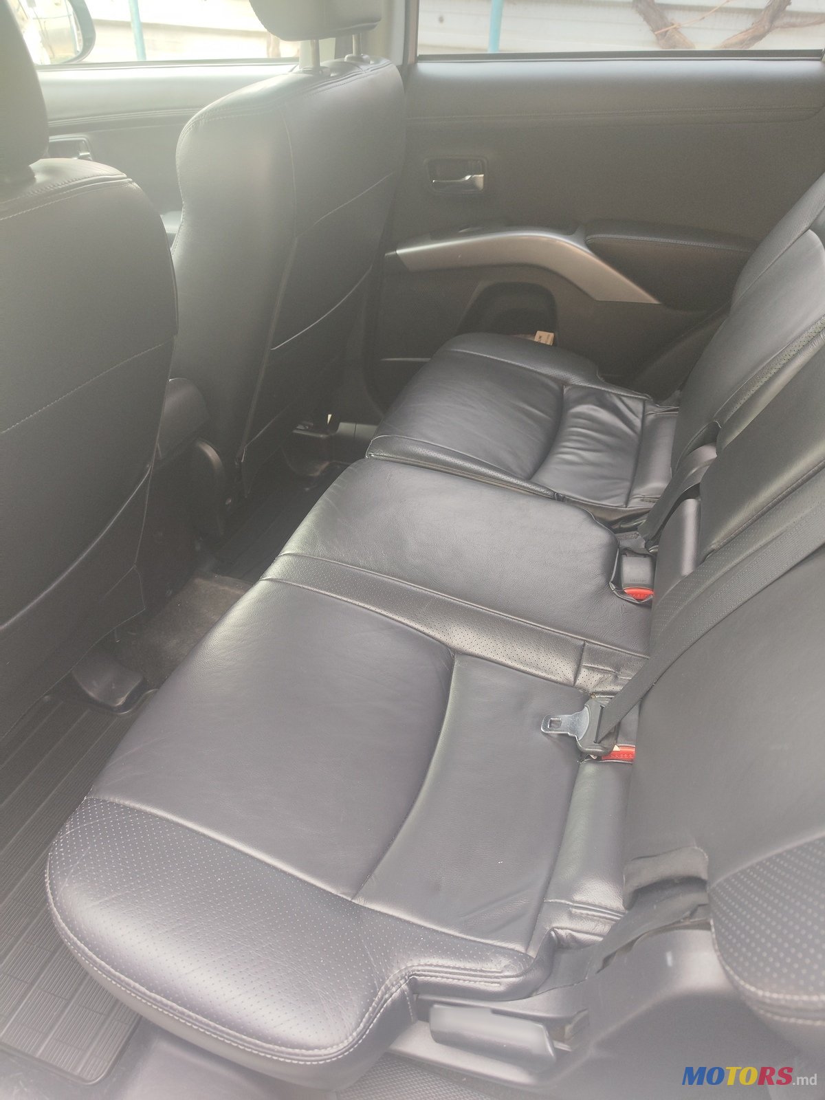 2011' Mitsubishi Outlander XL 4WD photo #5