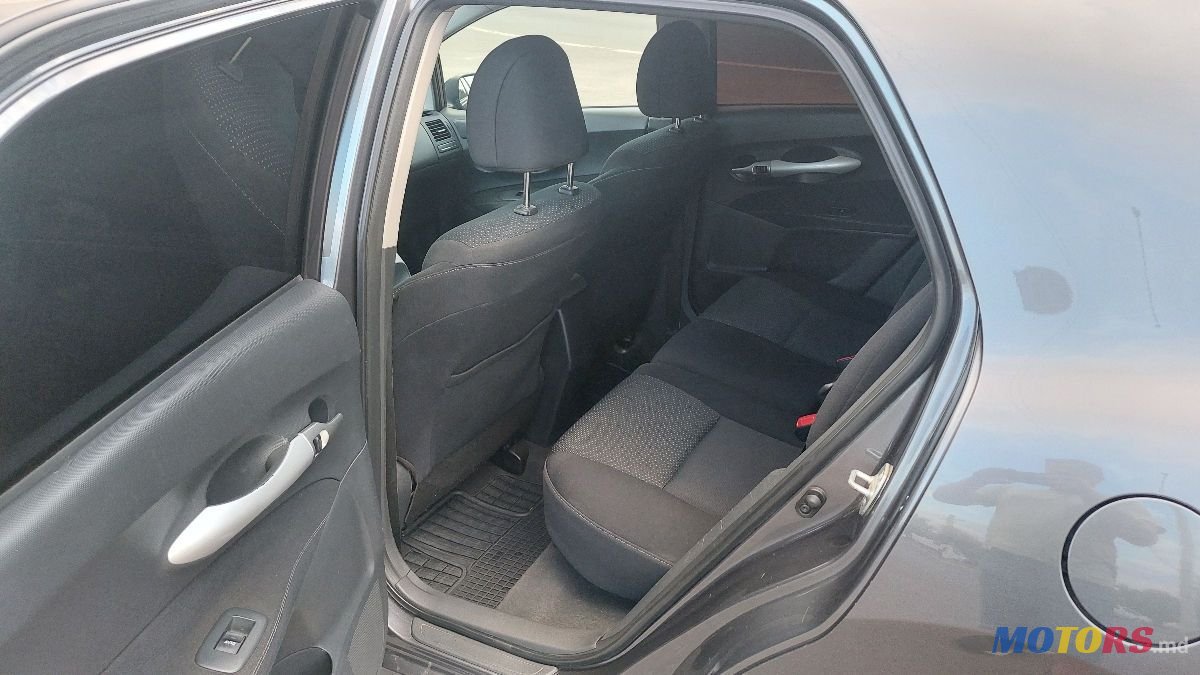 2011' Toyota Auris photo #5