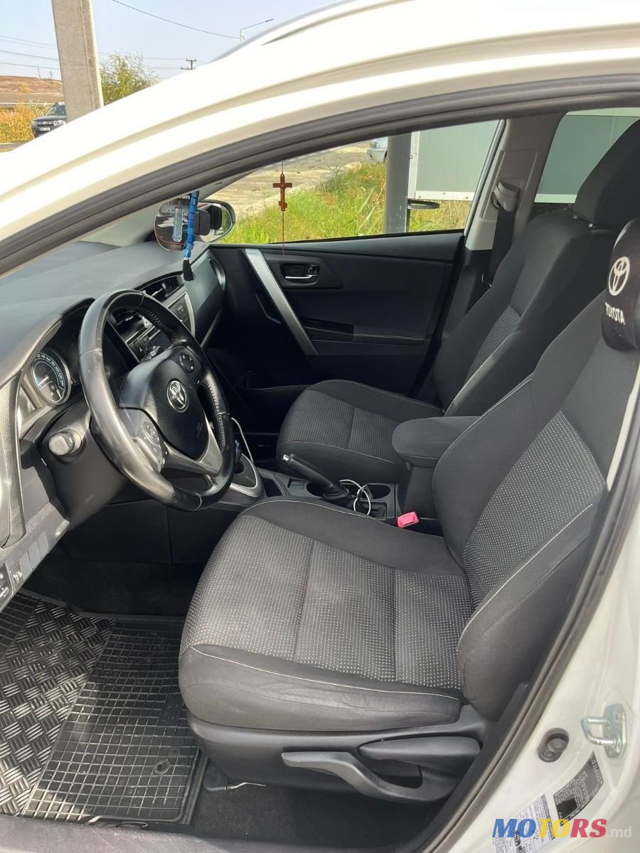 2013' Toyota Auris photo #3